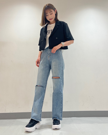 INGNI(イング)のコーディネート 新宿アルタ 170cm<br>韓国コーデをするならモノトーンを意識するのが私流です！キレイめのJKをカジュアルなデニムで外してみました。
