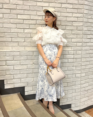 INGNI(イング)のコーディネート 町田ジョルナ 158cm<br>ビンテージ感のあるデザインのマーメイドスカートは一枚あるだけでトレンドコーデに。透け感のあるシアーブラウスと合わせれば大人可愛い雰囲気に仕上がります。