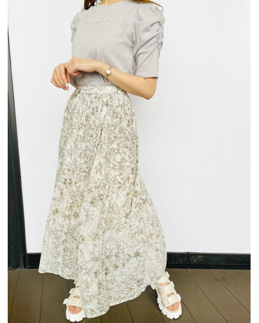 INGNI(イング)のコーディネート ららぽーと横浜 164cm<br>刺繍ロゴとパワショルがポイントのTシャツは、着脱しやすく着心地も◎グレージュは落ち着いた色味で、大人コーデにも使えます！