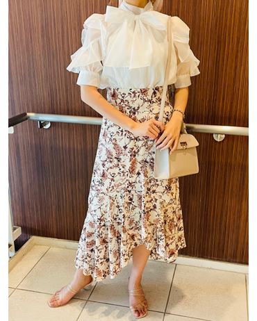 ららぽーと横浜 164cm<br>大人らしい花柄のスカートに、可愛く見せてくれる大きめボウタイのブラウスを合わせて大人可愛いコーデを組んでみました！