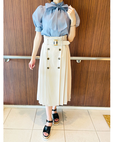 ららぽーと横浜 164cm<br>リボンとパフスリーブで可愛らしさを残しつつ、柄ではなくトレンチのスカートを合わせて、シンプルに清楚に組んだコーデです。