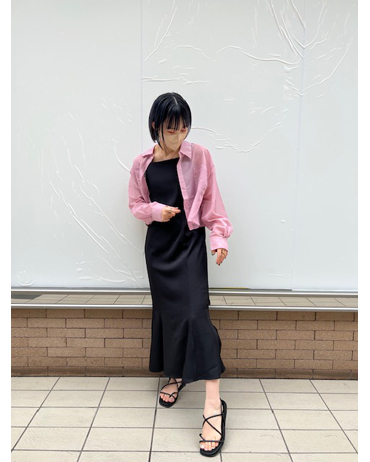 INGNI(イング)のコーディネート 神戸ハーバーランド 163cm<br>シアーシャツのショートバージョンがでました♪ピンクの色味がとても可愛くて一目惚れです◎マーメイドキャミワンピに合わせて大人カジュアルに…
