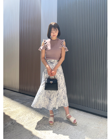 INGNI(イング)のコーディネート ららぽーと豊洲 170cm<br>くすみピンクはグレーと合わせることで大人っぽさを出します。繊細な柄をスカートに取り入れるだけで高見え間違い無しです！