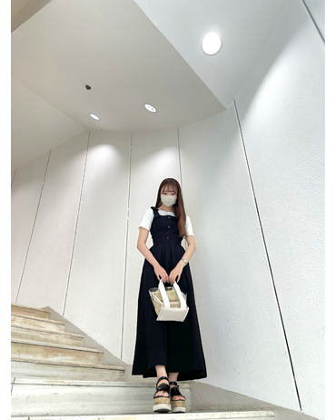 INGNI(イング) PVC×合皮コンビトートバッグ 新宿アルタ 159cm<br>肩リボンのワンピースは夏の時期にぴったりの素材で一枚で着ても重ね着しても可愛いです！