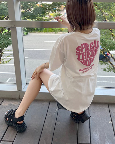神戸ハーバーランドumie 163cm<br>後ろのロゴがとても可愛いTシャツ！BIGサイズで着やすいです、、、濃いめのピンクってギャルくていいですよね♪