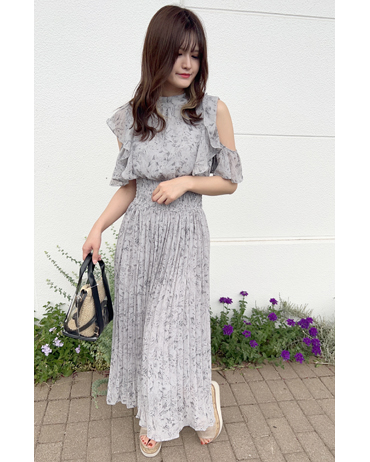 INGNI(イング)のコーディネート イーアスつくば 153cm<br>骨格ウェーブ・イエベ<br>肩デザインがヘルシーな肌見せコーデを叶えてくれるワンピース♪袖にあしらった華やかなフリルはフェミニンな印象に仕上げてくれます。