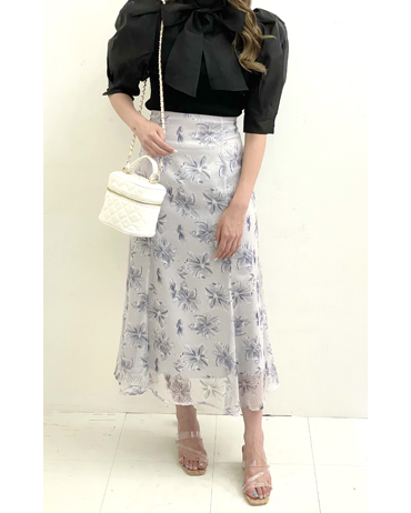INGNI(イング)のコーディネート イオンモール福岡 159cm<br>骨格ナチュラル・イエベ<br>女性らしい花柄とシアー素材が今年っぽいスカートです。INGNIのマーメイドスカートは細見え効果抜群なのでおすすめです♪トップスは大きなリボンが可愛らしく5分袖なので秋まで使えるアイテムです。
