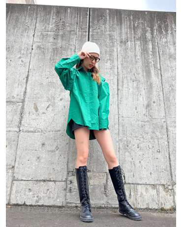 INGNI(イング) 2WAY肩あきシャツ（ＯＵＴＬＥＴ） イオンモール発寒 163cm<br>骨格ウェーブ・イエベ秋<br>袖が外せる2WAYシャツは、今年大注目のアイテム。レザーショートパンツ×ロングブーツで韓国風トレンドコーデに仕上げました。ゆったりとしたシルエットですが、ハリ感があり、きちんと感もある為普段使いはもちろん、オフィススタイルにも大活躍間違いなし♪