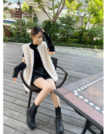 ヤマダヤ　vin フード付きファーベスト　アイボリー　新品 ヴァン Vin プードルファーショートベスト （アイボリー