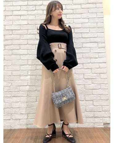 INGNI(イング)のコーディネート サンシャインシティ池袋 153cm<br>骨格ストレート・イエベ<br>もちもちなニットアンサンブルはデコルテラインもすっきり見え、一着で抜け感を演出してくれます。大人見えするトレンチスカートとも相性◎