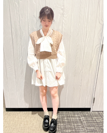 INGNI(イング) Vネックニットベスト＋ボウタイワンピースセット（ＯＵＴＬＥＴ） イオンモール高崎 163cm<br>骨格ストレート・イエベ秋<br>ふんわり広がるシャツワンピースとベストのセット。ベストは短丈でワンピースとバランス良くお召し頂けます。