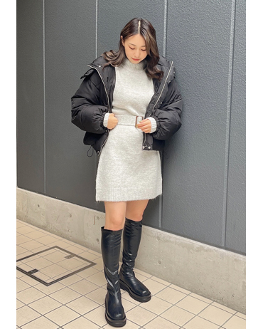 INGNI(イング)のコーディネート EST 161cm<br><br>王道のクロダウンはニットワンピと合わせてシンプルに。ふわっとしたニットワンピは特有のチクチクが無いのも嬉しいポイントです