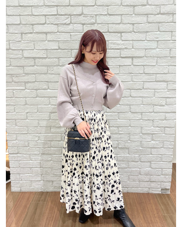 INGNI(イング)のコーディネート サンシャインシティ池袋 153cm<br>骨格ストレート・イエベ<br>単品使いもできるニットカーデアンサンブルに大人な花柄スカートを合わせ大人フェミニンなコーデにしました。