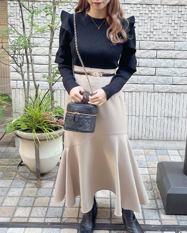 INGNI(イング)のコーディネート サンシャインシティ池袋 153cm<br>骨格ストレート・イエベ<br>かわいさ満点のフリルトップスもクロなら甘さ控えめに。ベージュのマーメイド合わせで大人ガーリーなコーデにしました。