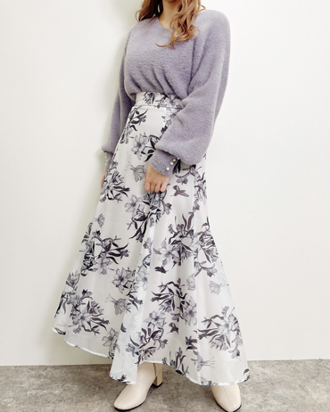 INGNI(イング) 花柄オーガンジーフレアスカート サンシャインシティ池袋 153cm<br>骨格ストレート・イエベ<br>ふわふわで暖かいフェザーニットに花柄オーガンジースカートを合わせた大人フェミニンなコーデ。スカートは軽やかで女性らしさも演出してくれます。