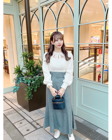INGNI(イング)のコーディネート サンシャインシティ池袋 153cm<br>骨格ストレート・イエベ<br>大人気のデコルテオープンニットがふわふわなフェザーヤーンタイプに。ホームスパン柄マーメイドと合わせて大人っぽくコーデしました。