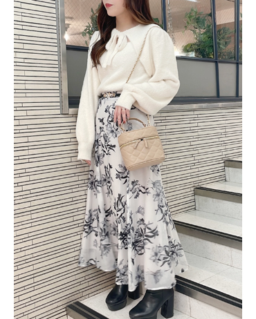 INGNI(イング) 花柄オーガンジーフレアスカート アミュエスト博多 150cm<br>骨格ストレート・イエベ<br>大人気のフェザーヤーンにオーガンジーのスカートを合わせて透明感のあるコーデです。デコルテオープンのデザインで胸元が開いていますがリボンにより露出は抑えられ上品な印象できることができます。