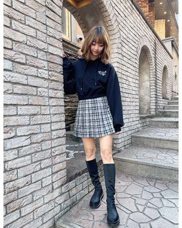 INGNI(イング)のコーディネート 渋谷109 167cm<br><br>ショート丈なのでチェックのスカパンと合わせて韓国風に着てみた♪胸のロゴに花の刺繍も入ってて可愛い！