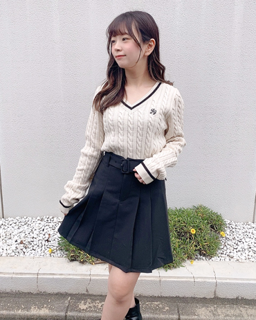 INGNI(イング)のコーディネート フジグラン神辺 148cm<br>骨格ウェーブ・ブルべ冬<br>首元がV字になっているのですっきり小顔に見せてくれます◎韓国風コーデにもオススメの一枚です。