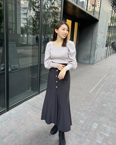 INGNI(イング)のコーディネート EST 161cm<br>骨格ストレート・イエベ<br>上品見えが叶う♪流行が続いているマーメイドスカートもシンプルなものはもう飽きてしまったって方もいるのではないでしょうか？金ボタンがワンポイントとなって少しだけ新しい気分になれちゃいます♪