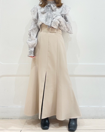 INGNI(イング) 袖フリル花柄シアーブラウス ピオレ姫路 150cm<br>骨格ウェーブ・イエベ秋<br>袖フリルのボリューム感が華奢見えを叶えてくれるアイテムです！リボンは前でも後ろでも可愛く着こなせます。ロングスカート合わせで大人な女性らしいコーデにしてみました！スカートの前スリットがさらに上品な女性らしさをプラスしてくれます！