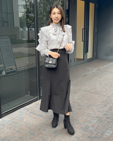 INGNI(イング)のコーディネート EST 161cm<br>イエベ<br>春に欠かせないブラウス♪フリルとボウタイと花柄って可愛いすぎる！ふわふわコーデは苦手な私ですが黒で〆色を作れば大人っぽコーデに♪
