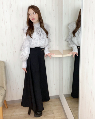 INGNI(イング) 袖フリル花柄シアーブラウス アミュエスト博多 150cm<br>骨格ストレート・イエベ<br>花柄にフリルとボウタイ付きと華やかさ満点なブラウスです。ブラウスの華やかさを際立てるためにボトムはシックなフレアスカートを合わせました。