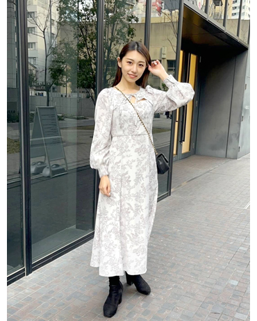 EST 161cm<br>骨格ストレート・イエベ<br>今期もトワルドジュイ柄が遂に入荷！デコルテオープンでトレンドも取り入れたデザインなので主役級の1枚です。