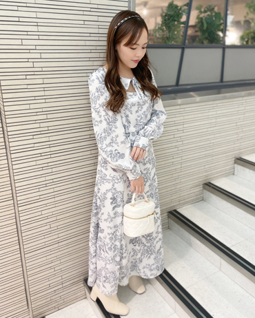 アミュエスト博多 150cm<br>骨格ストレート・イエベ<br>昨年に続き今年も大人気の予感のトワルドジュイ柄です。落ち着いた花柄の大人可愛いワンピースです。春らしく小物も全てホワイトで揃えたコーディネートにしました。