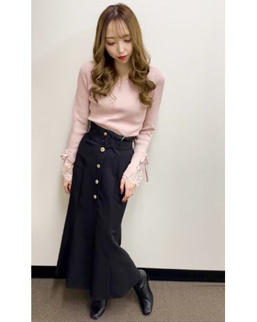 天神ソラリア 159cm<br>骨格ナチュラル・イエベ<br>袖部分にレース、パール、リボンがついて可愛いを詰め込んだニットはVネックで顔周りもすっきりです◎スカートはとにかく形が綺麗でおすすめの1枚です♪