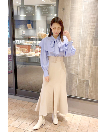 EST 161cm<br>骨格ストレート・イエベ<br>春っぽい淡い色味で合わせてみました♪ふんわりシルエットのケープブラウスとマーメイドスカートでザ・キレイめに！