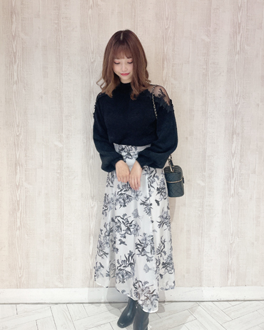 渋谷109 167cm<br>骨格ウェーブ・ブルべ夏<br>肩のレースが花柄になっていて凄く上品なアイテムです♪