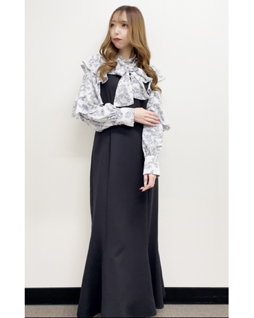 天神ソラリア 159cm<br>骨格ナチュラル・イエベ<br>可愛らしい花柄のブラウスと上品なラインのワンピースがドッキングされていて1枚でお洒落コーデの完成です♪