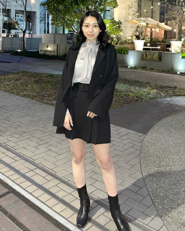INGNI(イング) 袖フリル花柄シアーブラウス EST 161cm<br>イエベ<br>定番のジャケットとミニボトムのセットアップです！今年はジャケットにはジッパーがついており、袖スリット入りに大変身します♪