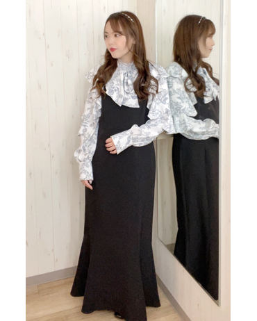 アミュエスト博多 150cm<br>骨格ストレート・イエベ<br>ブラウスとワンピースがドッキングして1枚で華やかに着こなせます。お袖には大きなフリルに首元にはボウタイリボンがついておりエレガントな印象です。