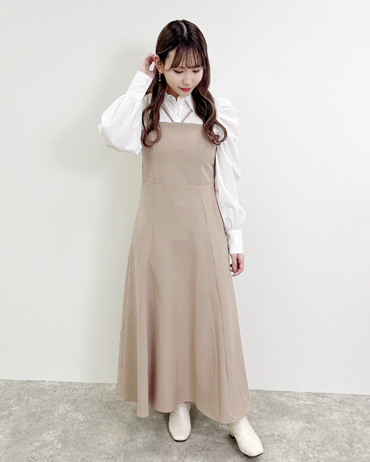 原宿アルタ 153cm<br>骨格ストレート・イエベ<br>今季流行のホルターネックデザインが大人かわいいキャミワンピ。ネック部分は取り外しが可能なので着回し力も抜群です。一枚で着てカーデを羽織るのも良し、ブラウス合わせも◎ 