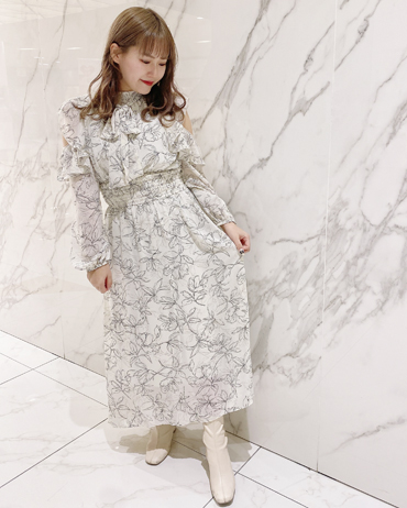 イオンモール岡崎 153cm<br>骨格ストレート・イエベ秋<br>大きめの花柄が目を惹くキレイめ大人っぽワンピ♪