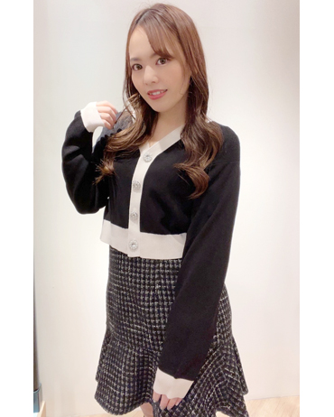 アミュエスト博多 150cm<br>骨格ストレート・イエベ<br>モノトーンの配色でコーデにキチンと感をだしてくれるカーディガンです。オフィスシーンなどでも使いやすい落ち着いた印象ですがボタンのパールで華やかさもあります。