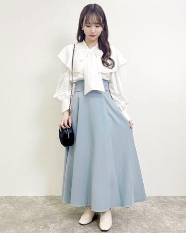 原宿アルタ 153cm<br>骨格ストレート・イエベ<br>大きめなケープカラーで小顔効果抜群！ジャンスカのインナーとして着るのもとっても可愛いです。1枚で主役になれるブラウスです。
