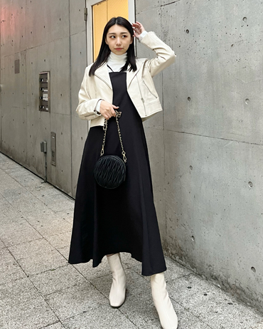EST 161cm<br>骨格ストレート・イエベ<br>ホルターネックが可愛いキャミワンピ♪大人なコーデにもピッタリ！暖かくなれば1枚で着てシャツを羽織っても可愛いかも！