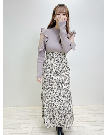 INGNI(イング)のコーディネート 原宿アルタ 153cm<br>骨格ストレート・イエベ<br>袖フリルのかわいいニットはヘルシーな肌見せで女性らしさもUP。花柄マーメイドを合わせればお姉さんらしい大人ガーリーコーデに。