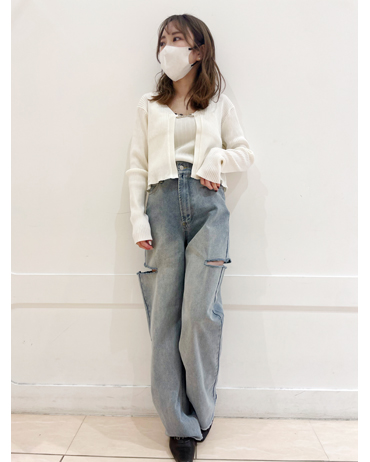 ピオレ姫路 150cm<br>骨格ウェーブ・イエベ秋<br>フロントチェーンがアクセントのボレロニットとキャミがセットになったアイテムです！トップスがコンパクトな丈感なのでハイウエストのボトムと合わせるとスタイルアップ効果抜群です！デニムと合わせて大人カジュアルコーデにしてみました！
