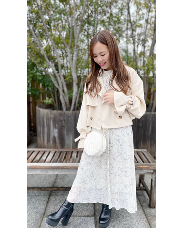 アミュエスト博多 150cm<br>骨格ストレート・イエベ<br>花柄ワンピ×ショートトレンチで大人可愛いコーディネートです。ロング丈のワンピースにはショート丈のアウターだとバランスが取りやすく低身長でも着こなしやすい合せです！
