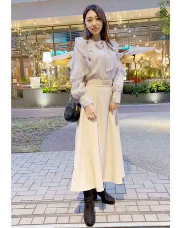 EST 161cm<br>骨格ストレート・イエベ<br>人気の花柄ブラウスにビットがポイントのフレアスカート！フレアスカートは生地多めでしっかりと広がりがあるので大人っぽい♪