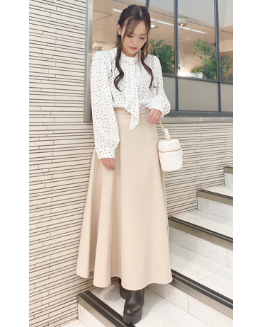 アミュエスト博多 150cm<br>骨格ストレート・イエベ<br>オンオフどちらでも着回しできるブラウスです。爽やかな見た目通り着心地も軽く春にぴったりです。小さめのドット柄なので甘すぎず上品に着こなせます。