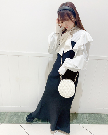 フジグラン神辺 148cm<br>骨格ウェーブ・ブルべ冬<br>インナーを変えるだけでどのコーデも組める一枚です◎マーメイドのシルエットで女性らしいラインを演出してくれます。肩の紐部分で調節可能なので高身長の方でもキレイに着用できます。