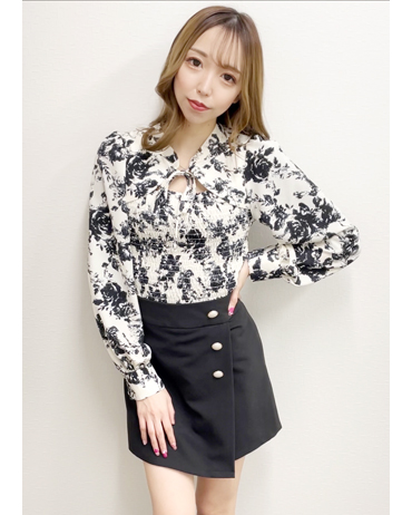 天神ソラリア 159cm<br>骨格ナチュラル・イエベ<br>店頭でも人気を集めている大人っぽい花柄ブラウスはこの春ぜひゲットしていただきたいイチオシアイテムです♪単色から柄物まで沢山のカラバリをご用意しています。