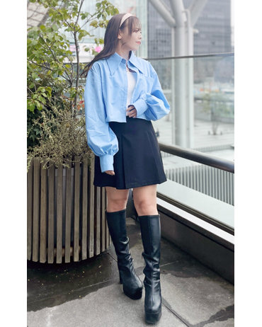 アミュエスト博多 150cm<br>骨格ストレート・イエベ<br>今年トレンドのバリモアカラーのシャツは大きくシャープな襟がすっきりとした印象を際立ててくれます。清涼感のあるブルーがシャツのシャキッとした雰囲気にピッタリです。