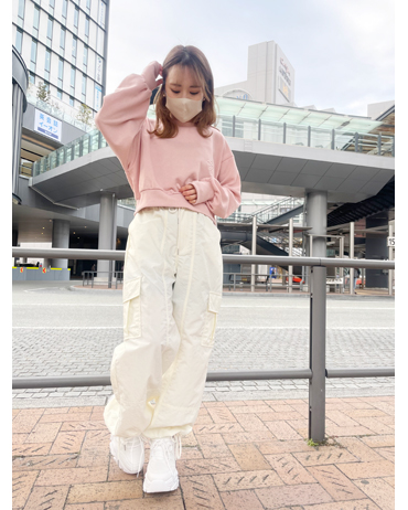 ピオレ姫路 150cm<br>骨格ウェーブ・イエベ秋<br>胸元ロゴ刺繍と袖口がフィンガーホールのデザインが可愛いゆったりシルエットのトップスです！ショート丈なのでハイウエストボトムと相性抜群◎カーゴパンツと合わせてカジュアルコーデにしてみました！プリーツミニスカートと合わせてトレンドライクなコーデも◎