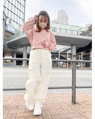 ピオレ姫路 150cm<br>骨格ウェーブ・イエベ秋<br>胸元ロゴ刺繍と袖口がフィンガーホールのデザインが可愛いゆったりシルエットのトップスです！ショート丈なのでハイウエストボトムと相性抜群◎カーゴパンツと合わせてカジュアルコーデにしてみました！プリーツミニスカートと合わせてトレンドライクなコーデも◎